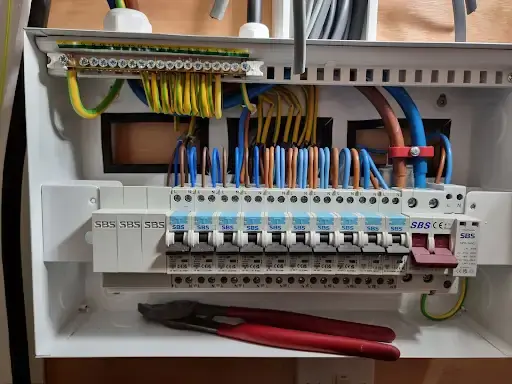 Detailed cable arrangement inside a consumer unit