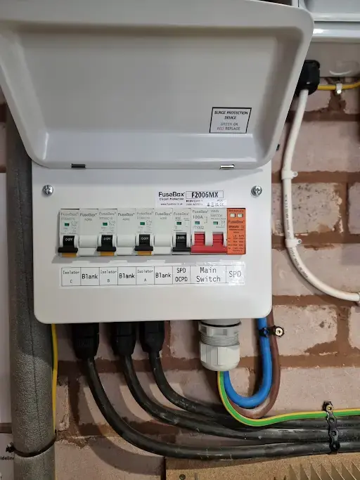 Consumer unit installation with clearly arranged circuits